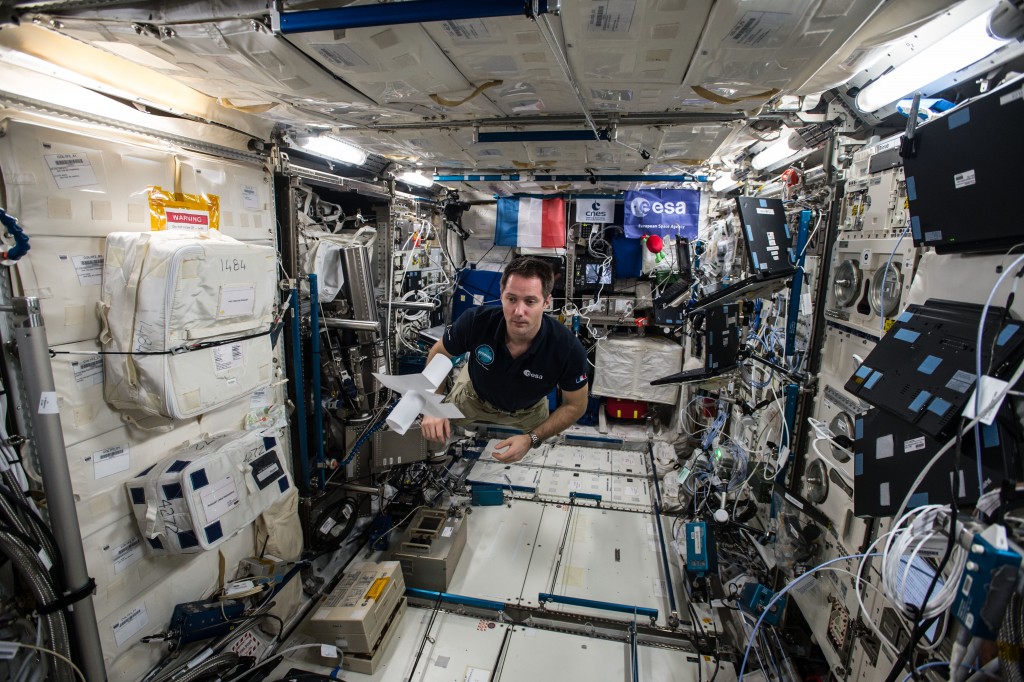 Thomas Pesquet assemblant le mot "Moi" dans l'ISS. 