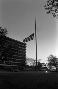 Drapeau en berne devant le Johnson Space Center le 31 janvier 1986, en mémoire des 7 membres d'équipage ayant perdu la vie dans l'accident du 28 janvier.