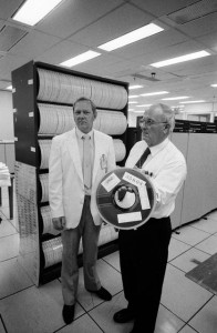 Stan Williams (Lockheed) et Luther D. Palmer (NASA) posent avec des bandes enregistrées par le Modular Auxiliary Data System (MADS) utilisées pour l'analyse des données de la mission STS-51-L. © NASA