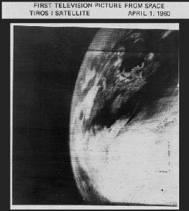 L’une des premières images envoyées par le satellite météorologique Tiros-1 en 1960. © NASA / Programme TIROS